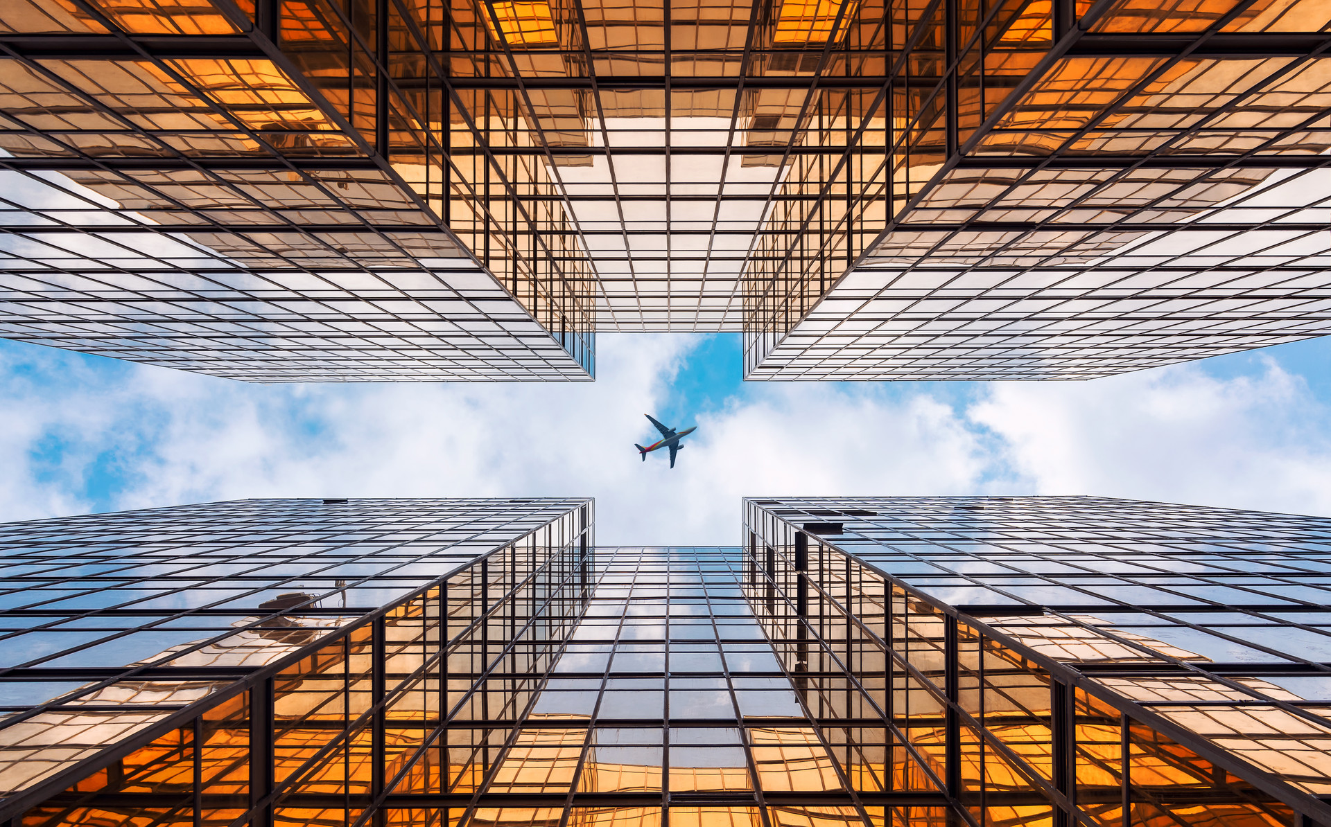 影視廣告網(wǎng)——與易企宣有關(guān)的創(chuàng)意無限的廣告設(shè)計